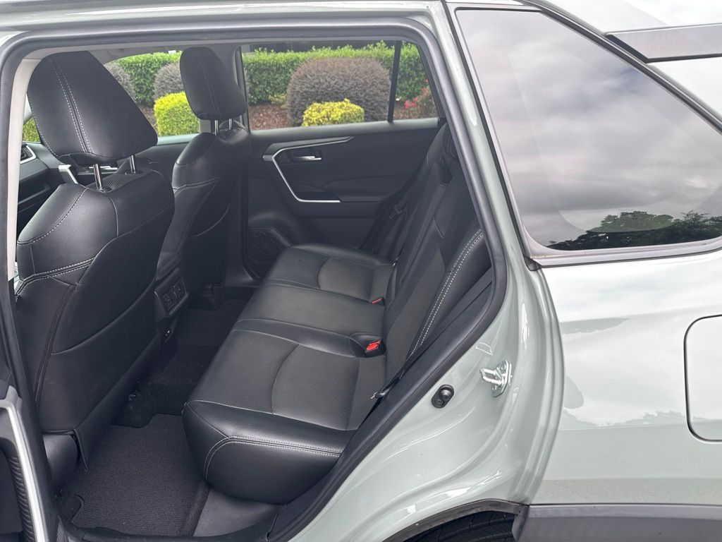 Used 2021  Toyota XLE image 7