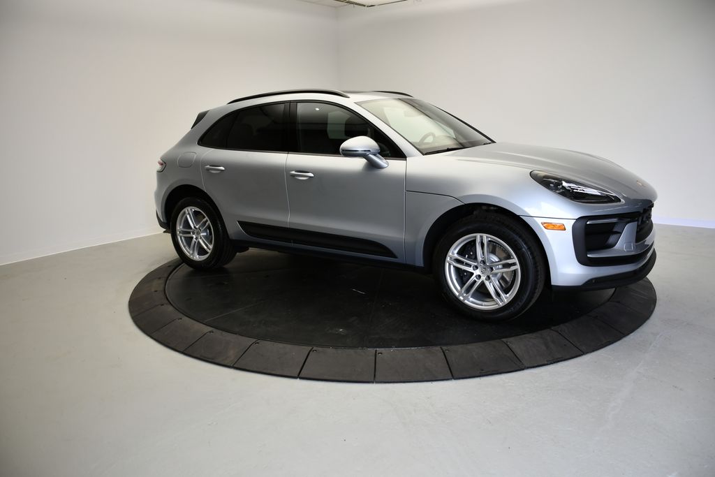Thumbnail: 2026 Porsche Macan - 10