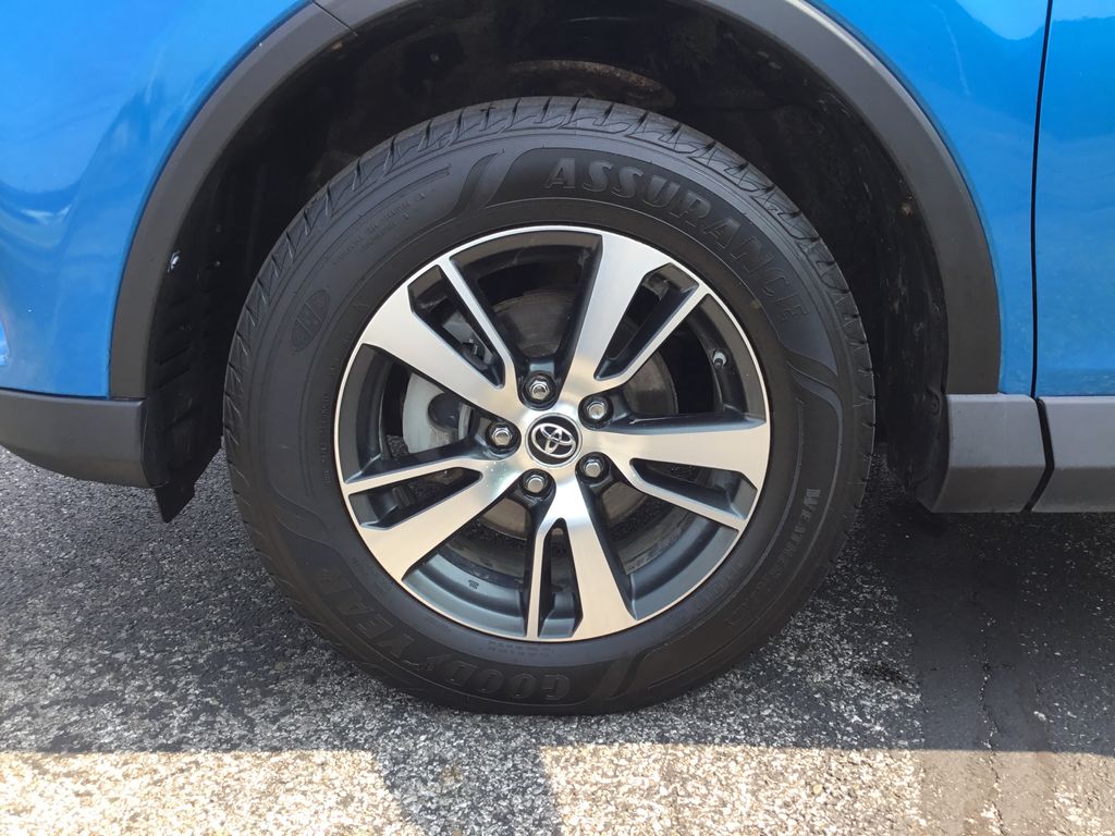 Thumbnail: 2018 Toyota RAV4 - 9