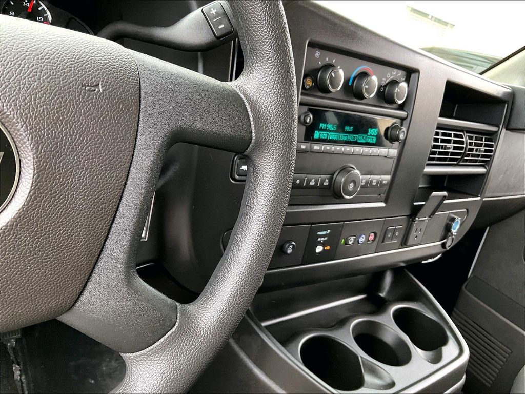 2025 Chevrolet Express 3500 — photo 23