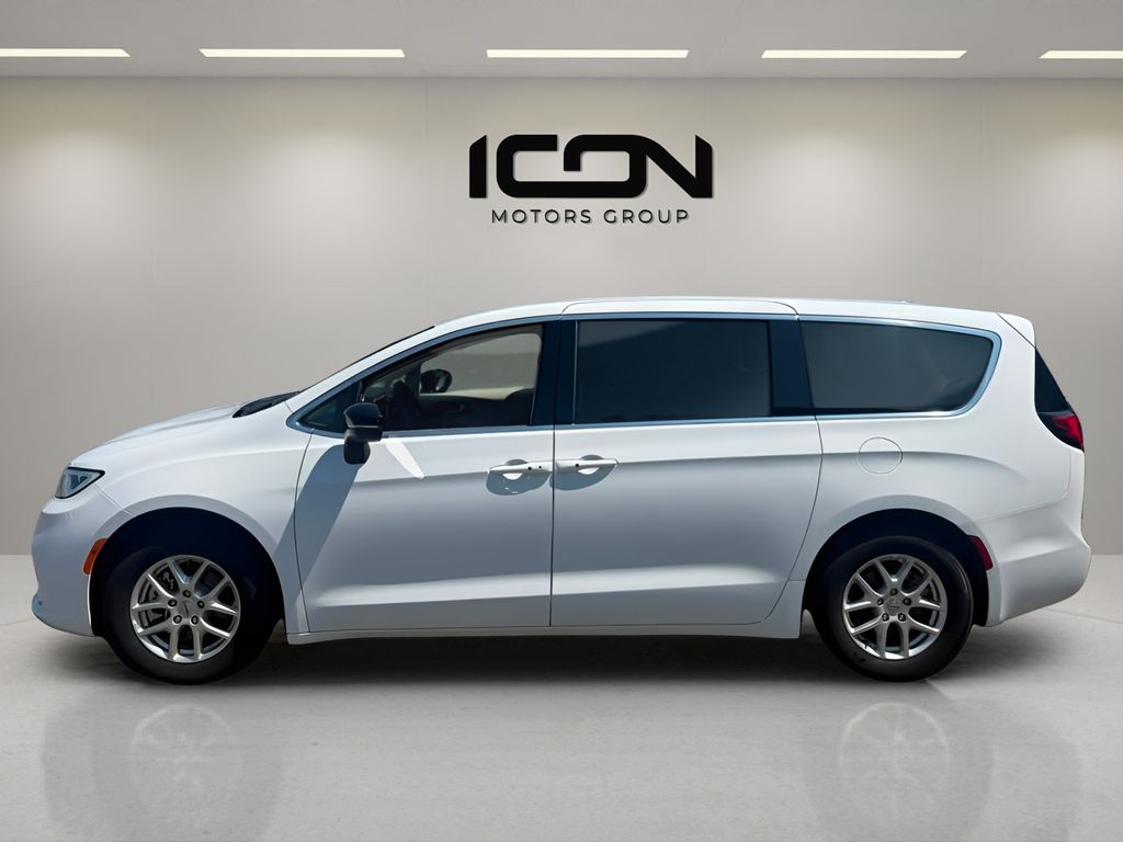 Used 2024 Chrysler Pacifica Van