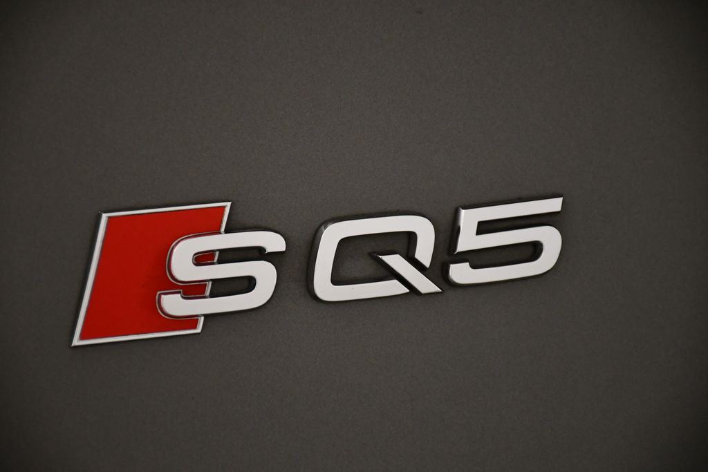 Thumbnail: 2023 Audi SQ5 - 9