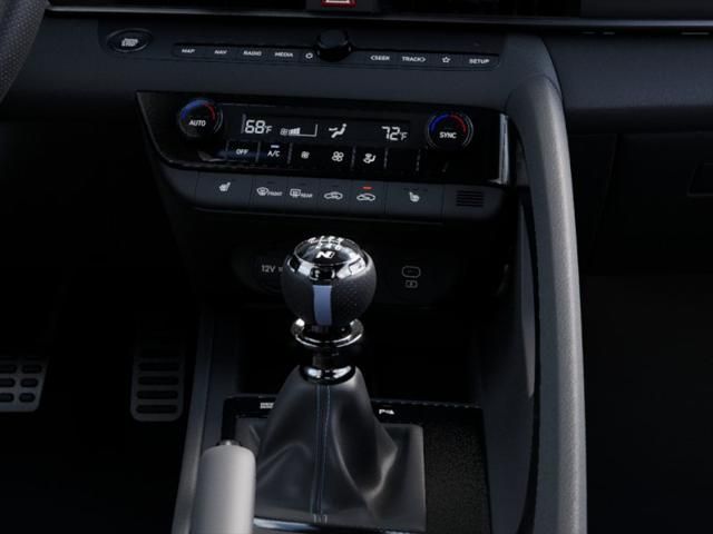 2025 Hyundai Elantra Base 16