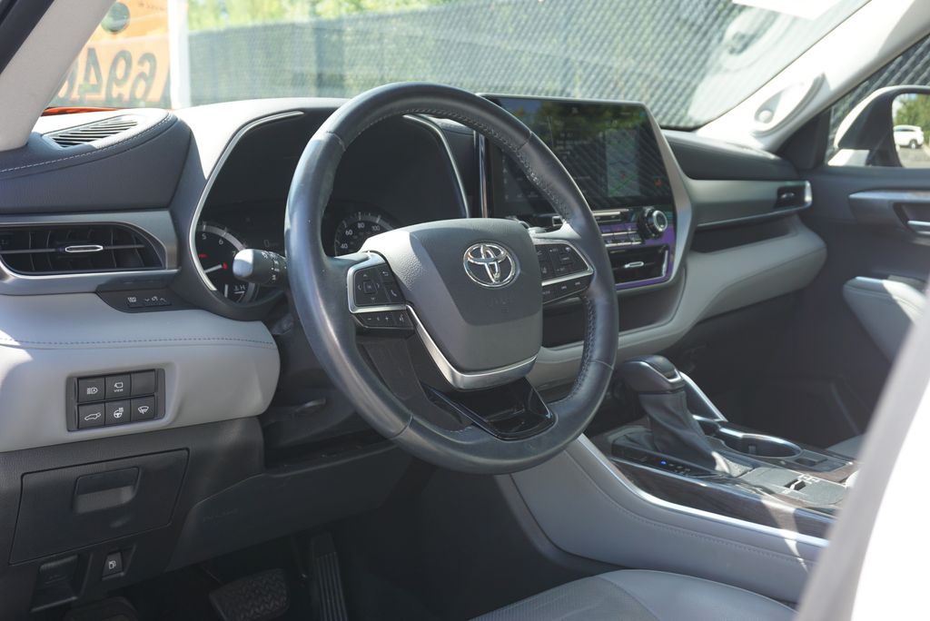 Thumbnail: 2021 Toyota Highlander - 10