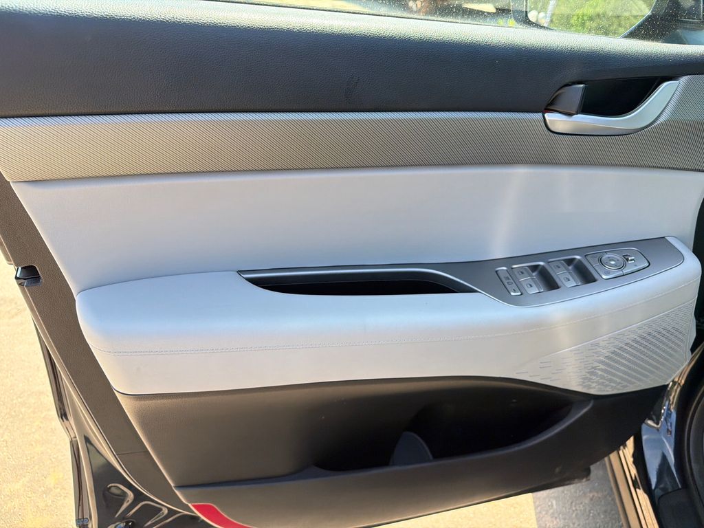 Used 2025 White Hyundai SEL image 10