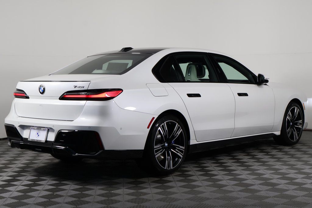 Thumbnail: 2026 BMW 7 Series - 2
