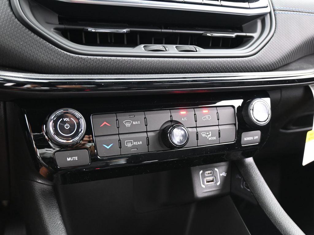 New 2026 bright white clearcoat Jeep Latitude image 21