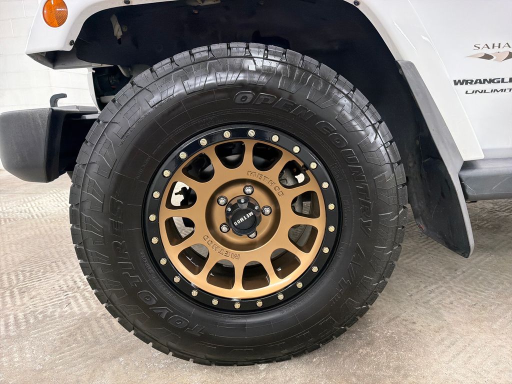 Used 2018 White Jeep Unlimited Sahara image 11