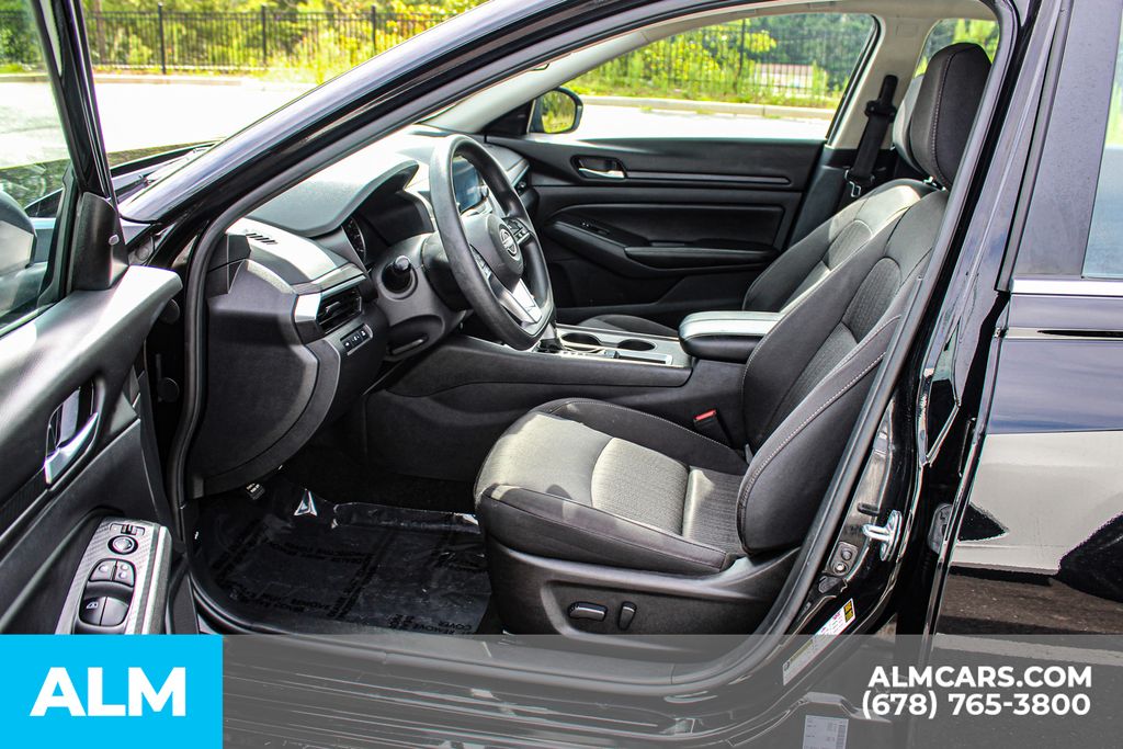 Used 2025 Black Nissan 2.5 SV image 16