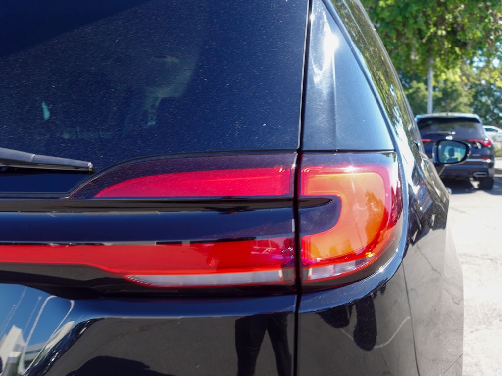 Used 2024 Black Chrysler Select image 5