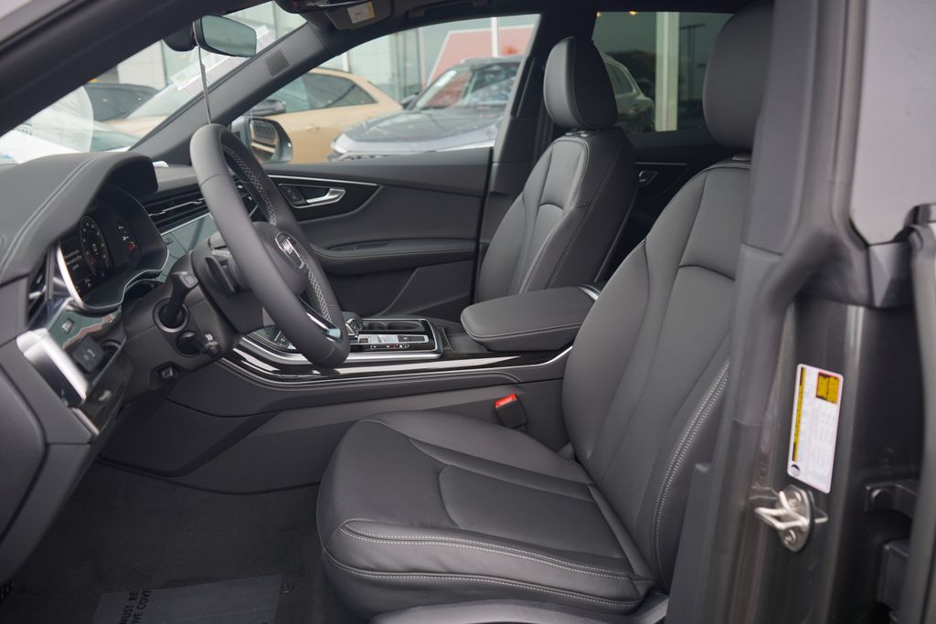 Thumbnail: 2025 Audi Q8 - 6