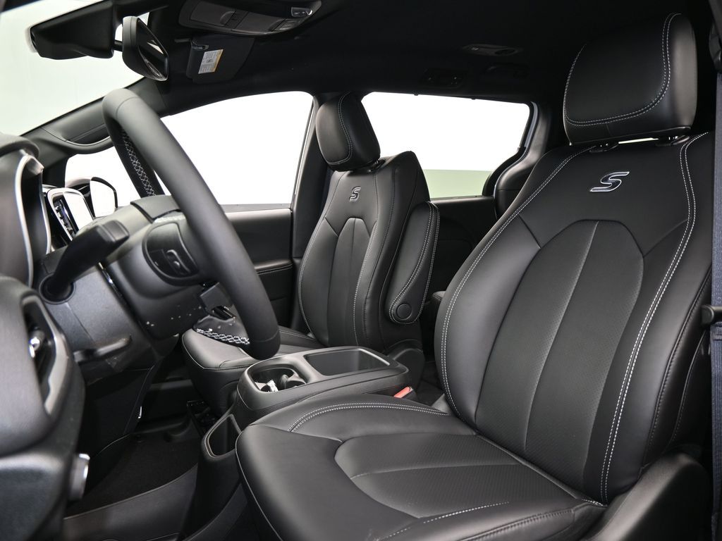 New 2026 Bright White Clearcoat Chrysler Select image 10