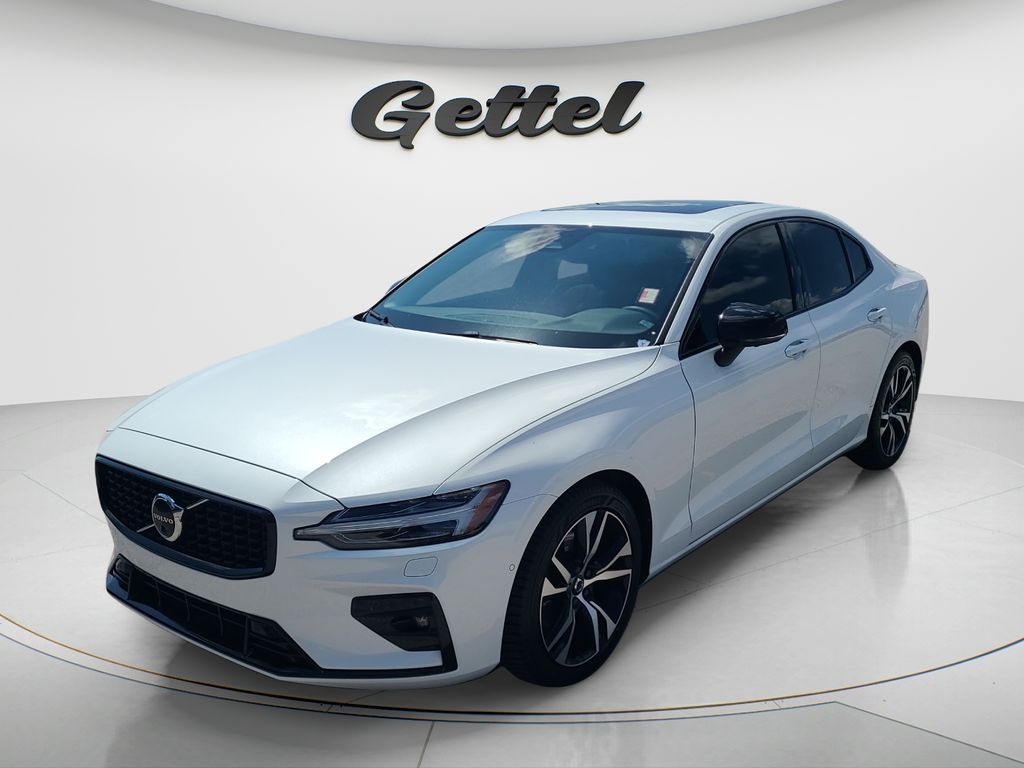 2023 Volvo S60 B5 Plus Dark Theme