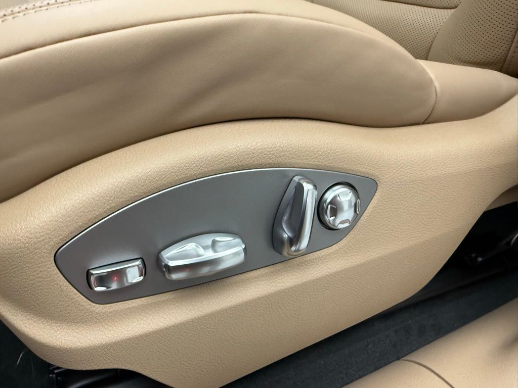 Thumbnail: 2026 Porsche Macan - 20