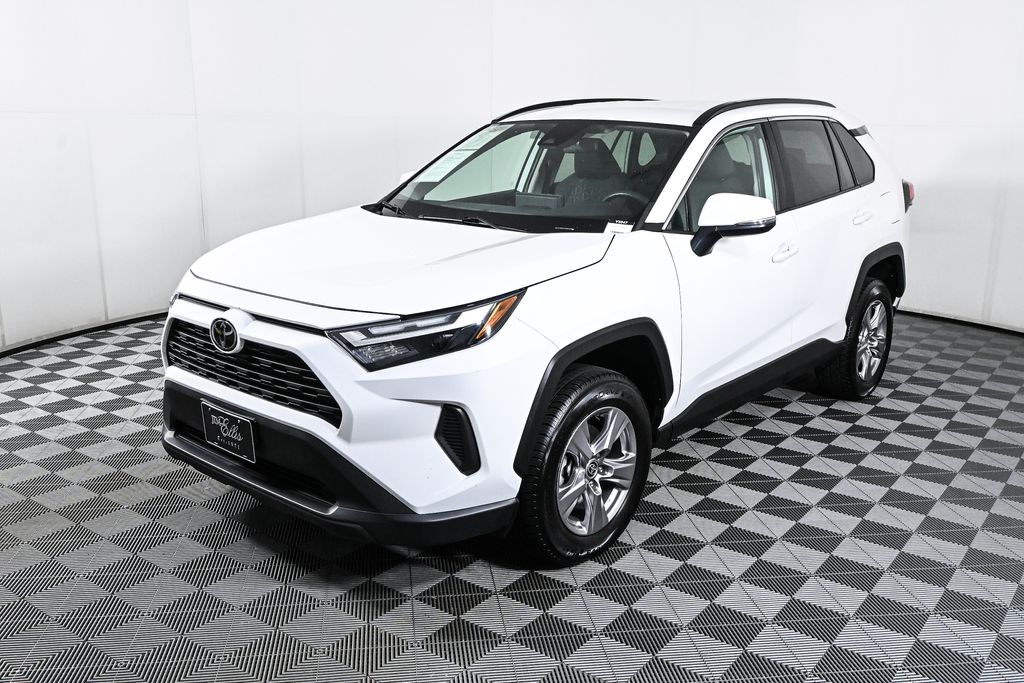 2022 Toyota RAV4 XLE 3