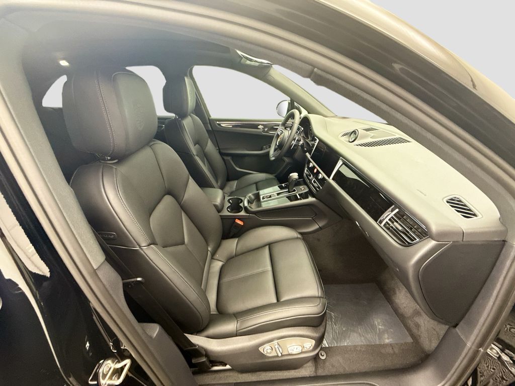 Thumbnail: 2026 Porsche Macan - 22