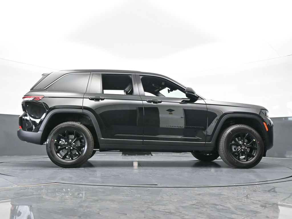 New 2026 Diamond Black Crystal Pearlcoat Jeep Laredo image 55