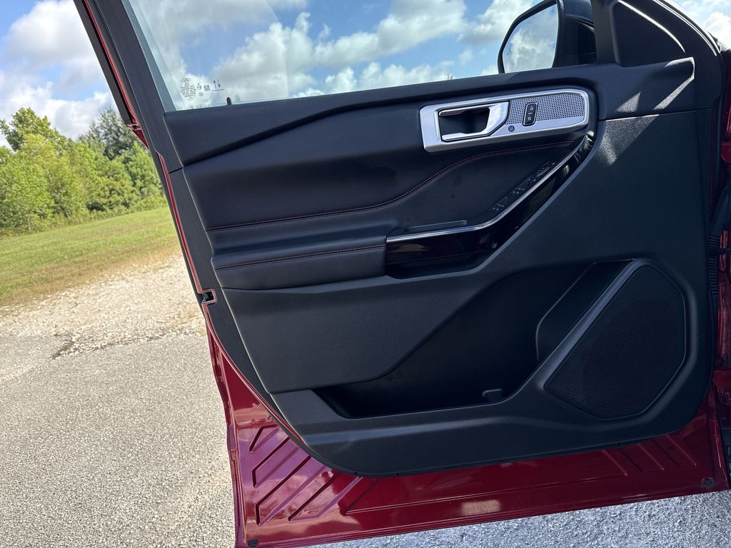 2024 Ford Explorer ST-Line - 9