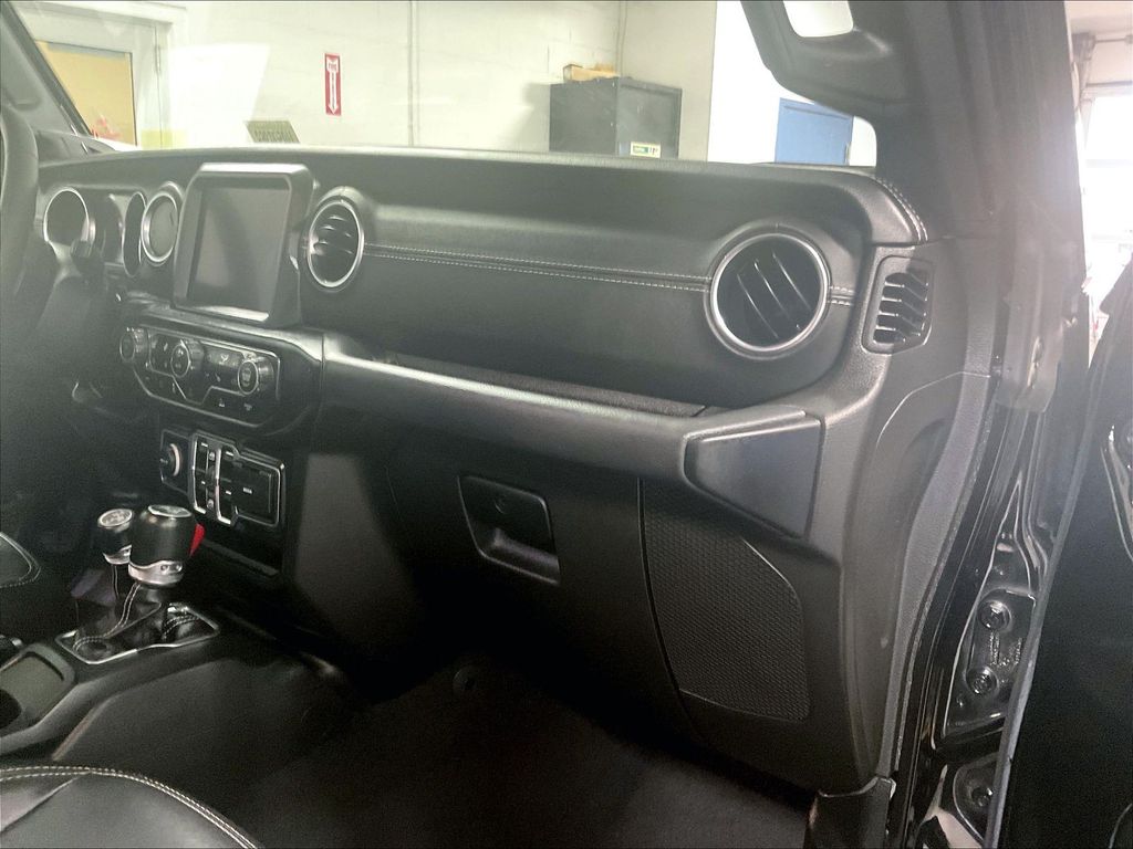 2023 Jeep Wrangler — photo 13