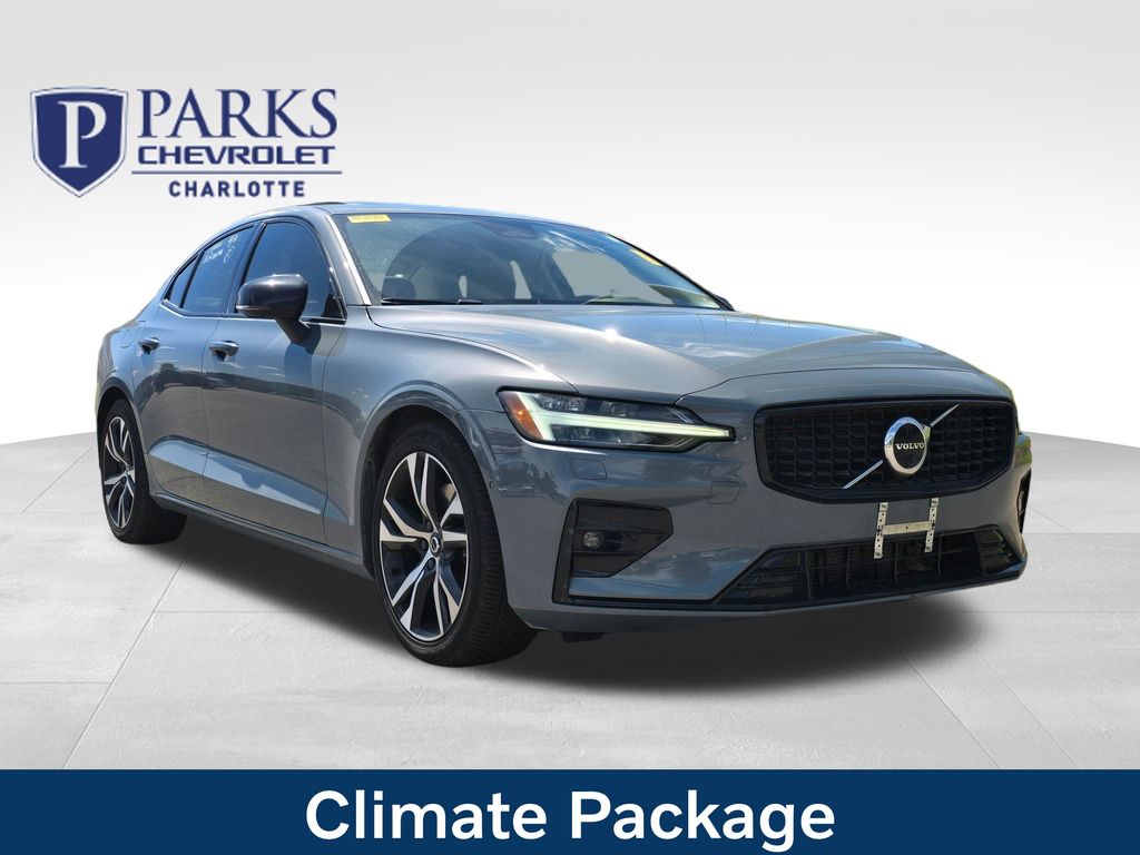 2023 Volvo S60 B5 Plus Dark Theme AWD    