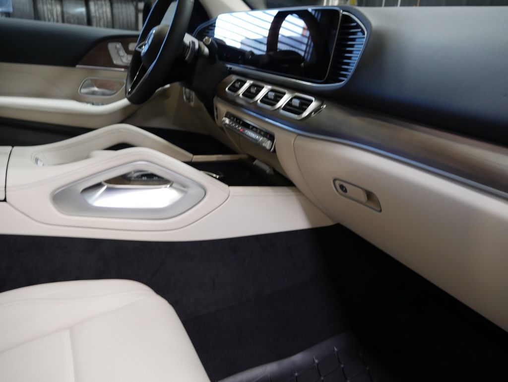 Thumbnail: 2026 Mercedes-Benz GLE - 30