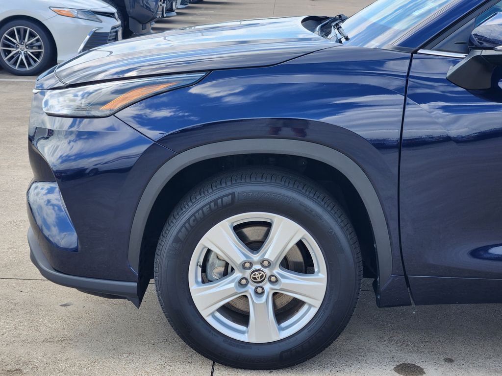 2025 Toyota Highlander LE - Photo 8