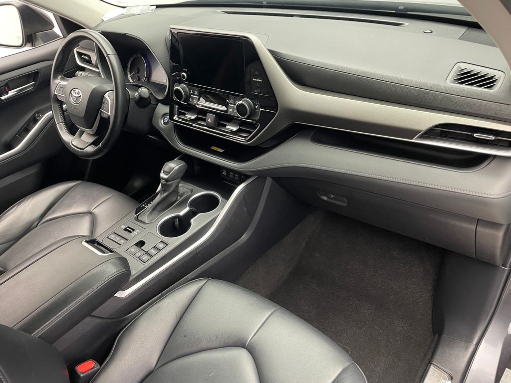Thumbnail: 2023 Toyota Highlander - 16