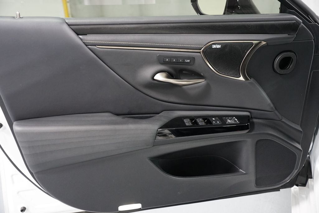 Thumbnail: 2022 Lexus ES - 32