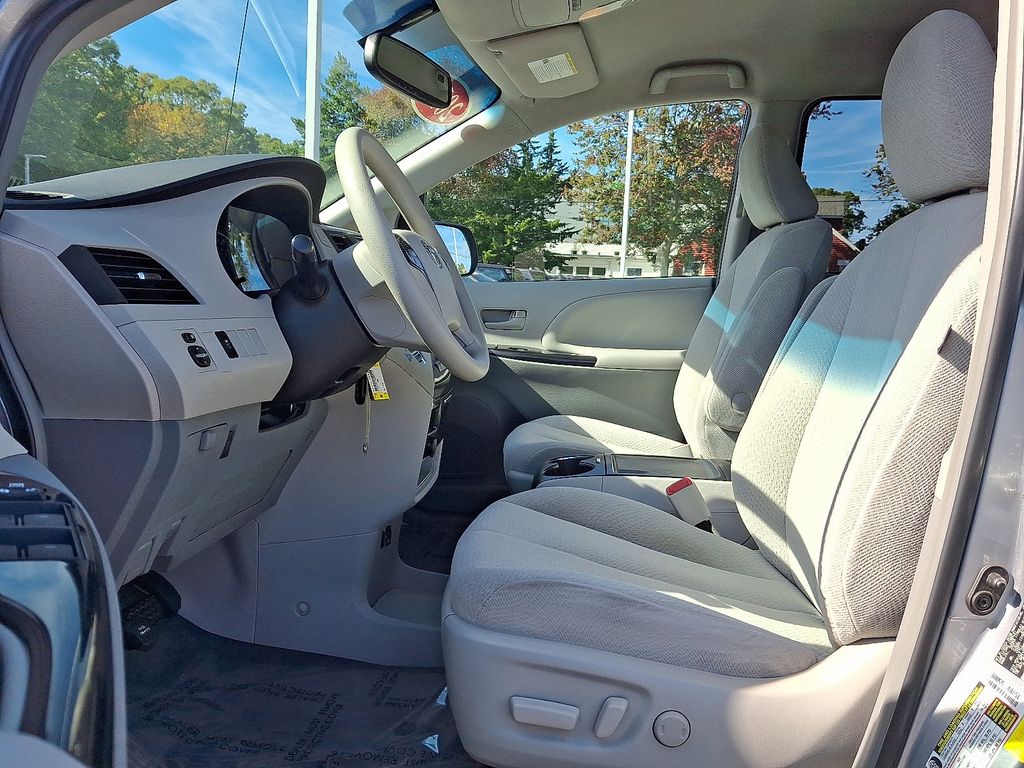 Thumbnail: 2014 Toyota Sienna - 15