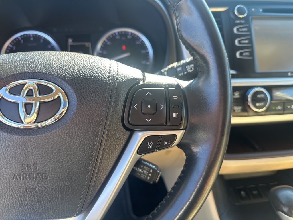 Used Car 2019 Toyota Highlander  Xle For Sale Under $25,000 In Austin, Texas