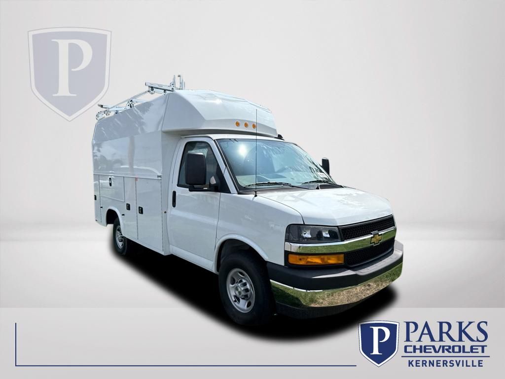 Summit White 2025 Chevrolet Express Chassis 3500 Cutaway 139 Van Rear-Wheel Drive 8-Speed Automatic