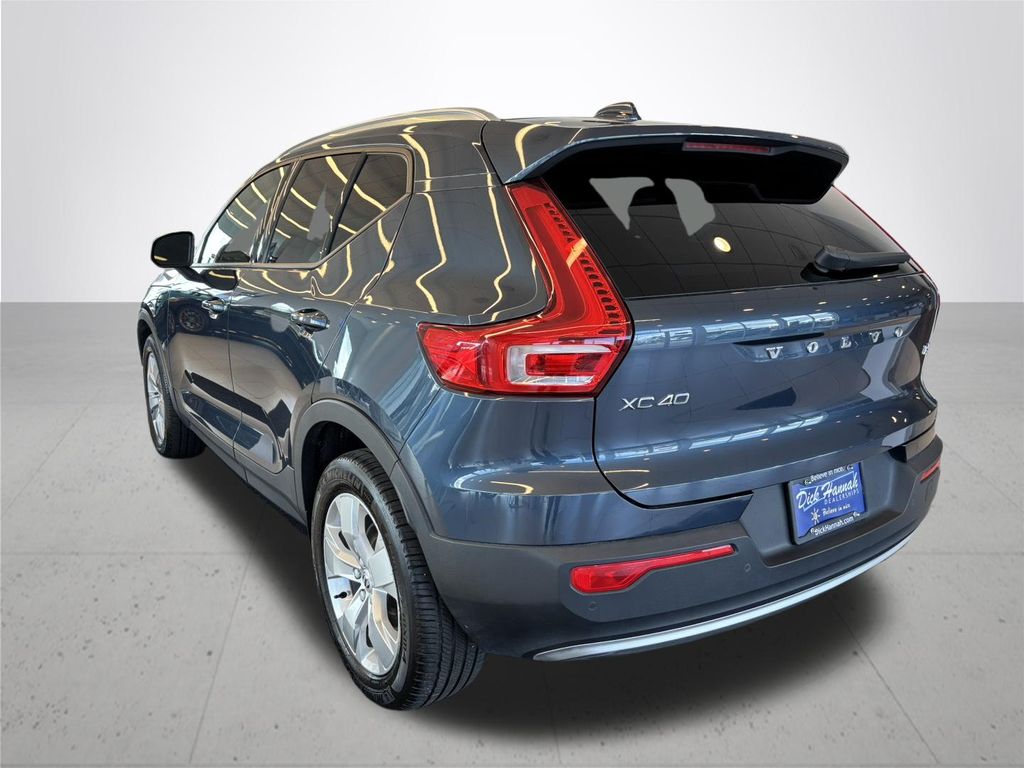 2022 Volvo XC40 Momentum