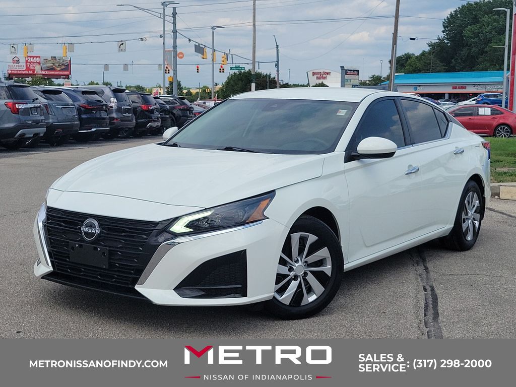 Glacier White 2023 Nissan Altima Sedan Front-Wheel Drive Continuously Variable Transmission