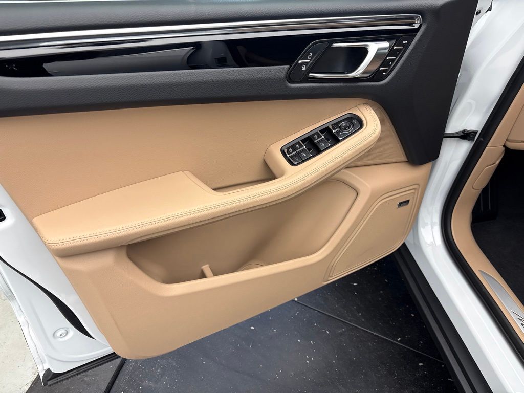 Thumbnail: 2026 Porsche Macan - 4