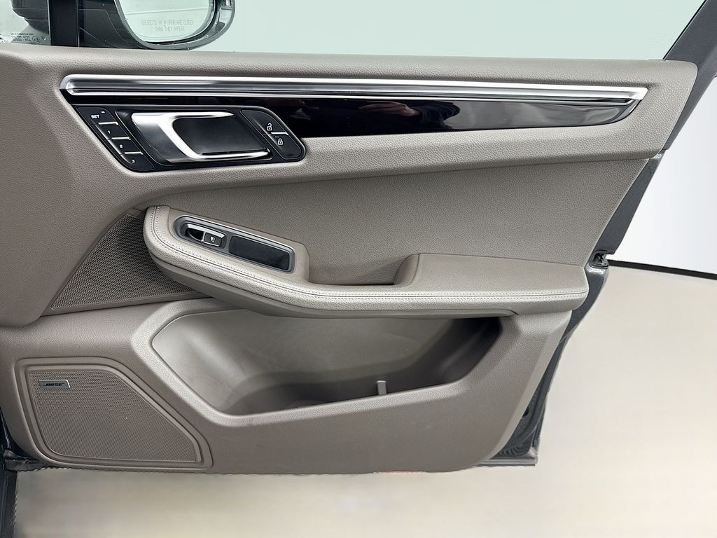 Thumbnail: 2021 Porsche Macan - 24