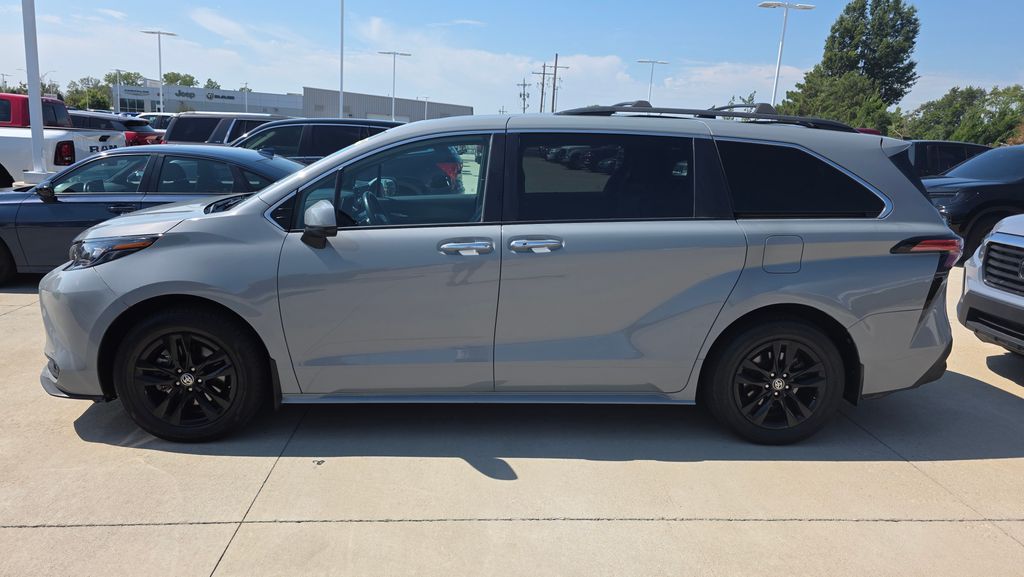 Used 2022 Toyota Sienna Woodland Edition with VIN 5TDASKFC8NS050807 for sale in Kansas City