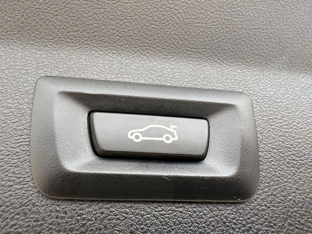 Used 2018 Alpine White BMW xDrive30i image 28