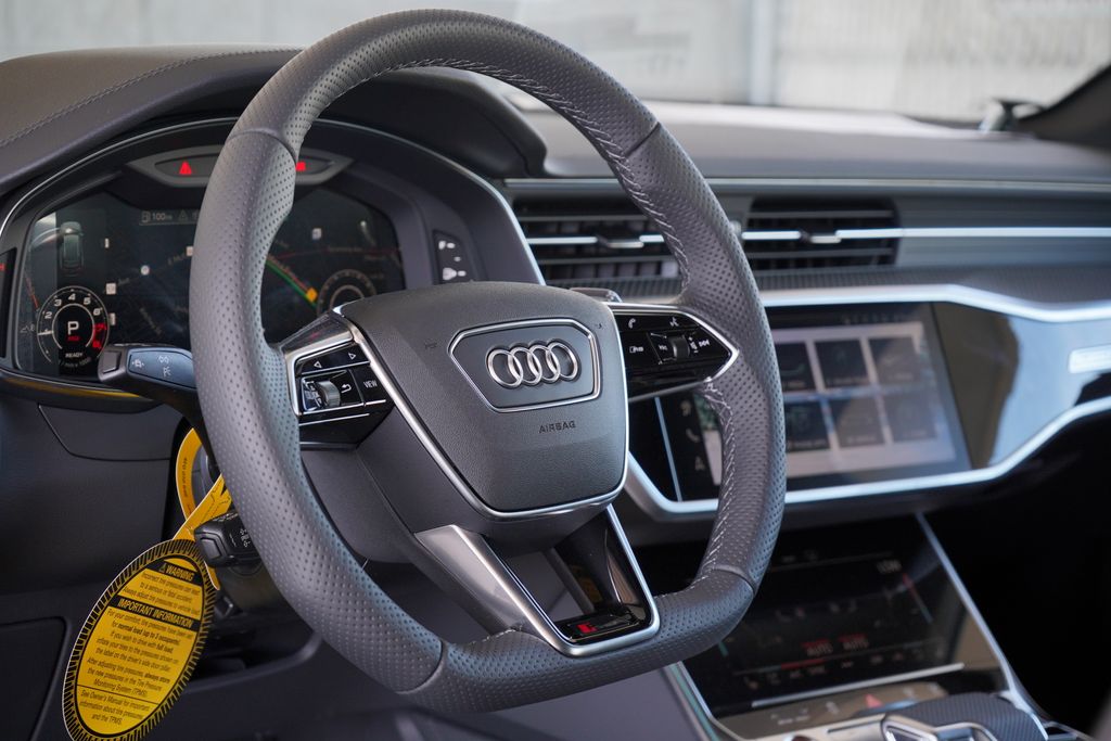 Thumbnail: 2025 Audi RS 6 - 10