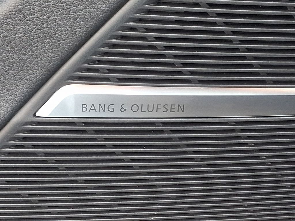 Thumbnail: 2025 Audi Q8 - 25