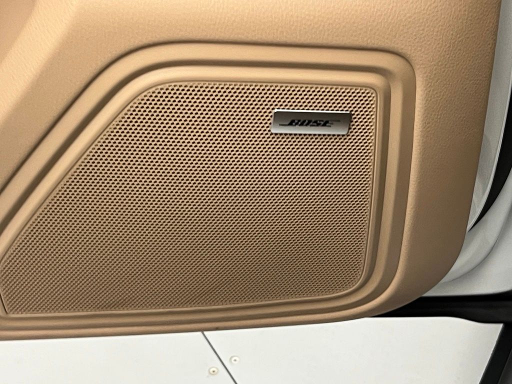 Thumbnail: 2026 Porsche Macan - 21