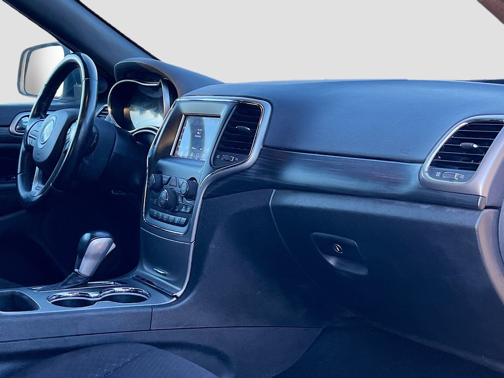 Used 2020 White Jeep Laredo E image 27