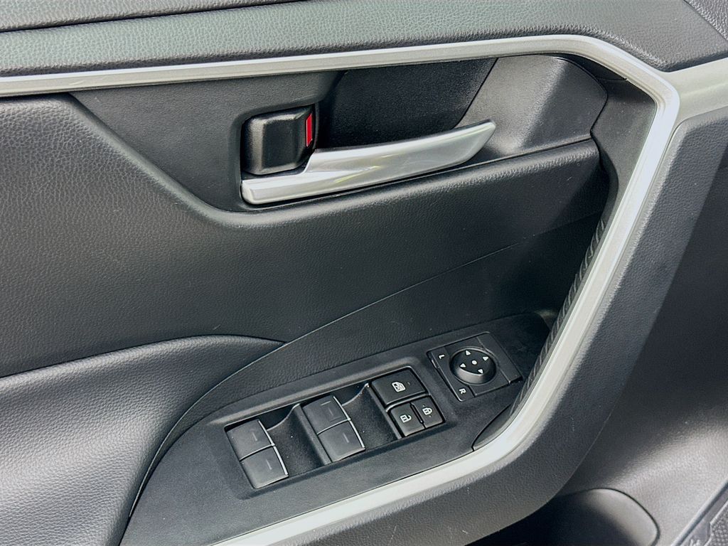 2023 Toyota RAV4 XLE 17