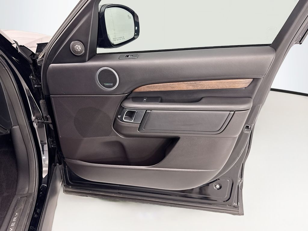 Thumbnail: 2018 Land Rover Discovery - 23