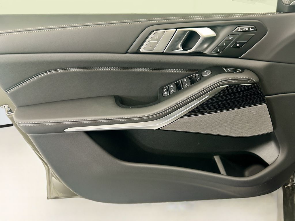 Thumbnail: 2027 BMW X7 - 23