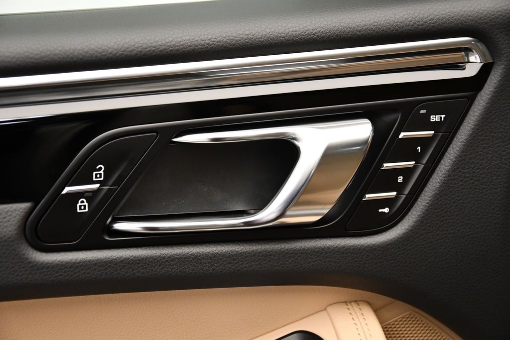 Thumbnail: 2025 Porsche Macan - 32