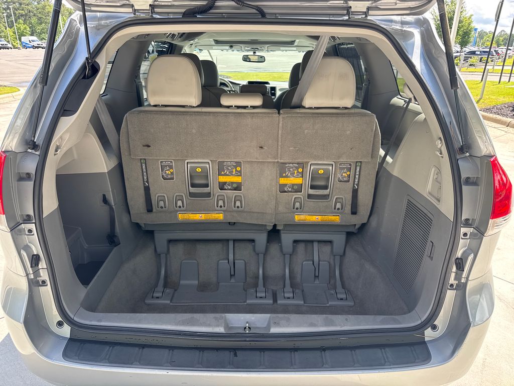 Used 2013 Silver Toyota XLE image 28
