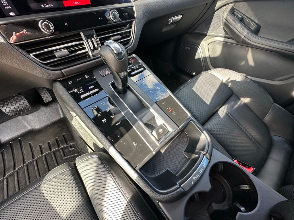 Thumbnail: 2023 Porsche Macan - 29