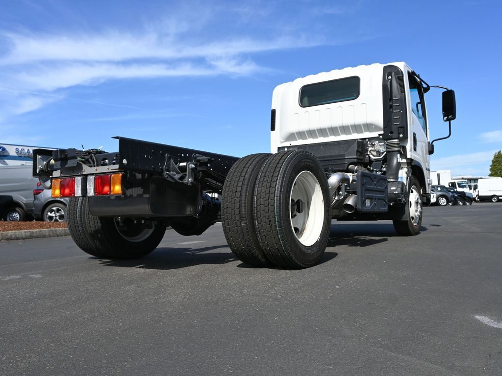 2025 Isuzu NRR 