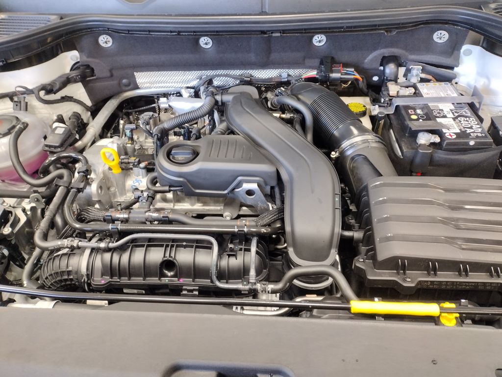 2025 Volkswagen Taos SE photo 3