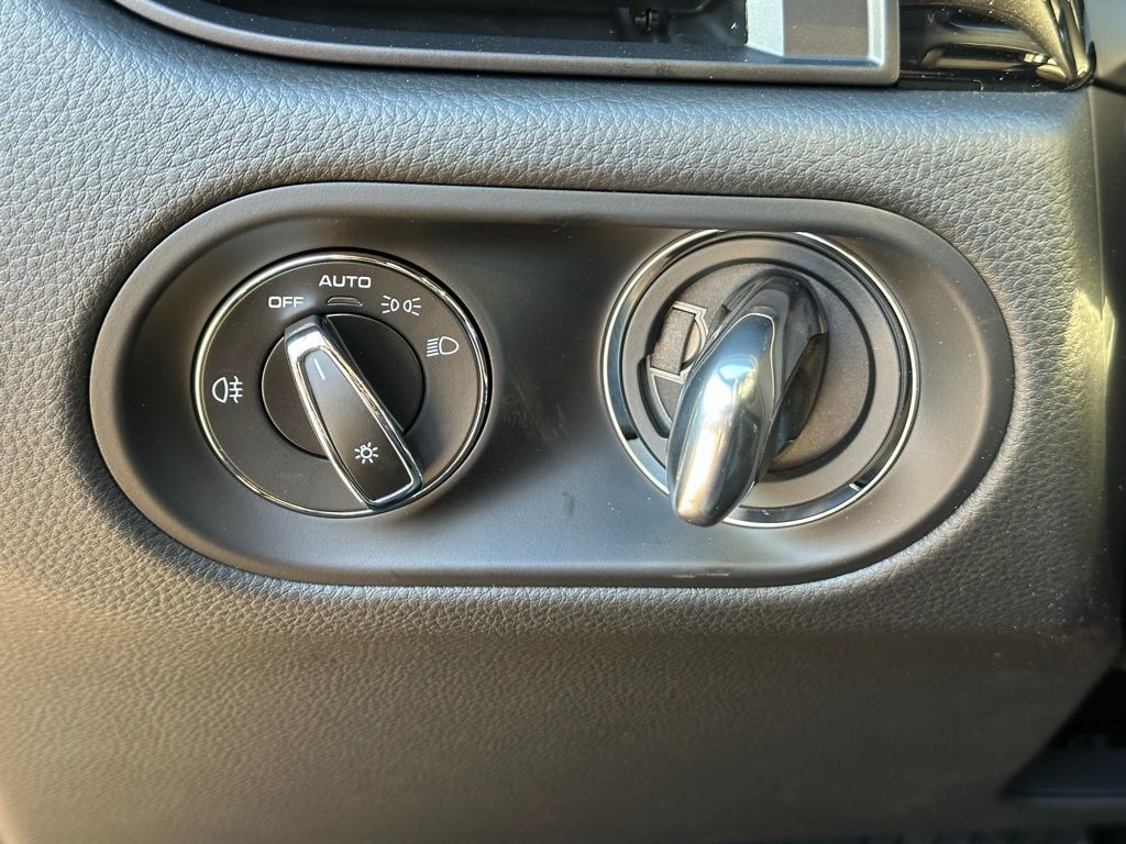 Thumbnail: 2026 Porsche Macan - 32